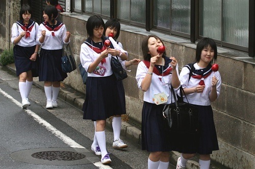 800px-Japanese_schoolgirls_walking_and_eating.jpg