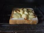 マーガリンの上にプリンをぬった食パンをオーブントースターで焼きます。