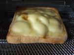 マーガリンとプリンを塗った食パンが焼き上がりました。(本当のレシピではバター)