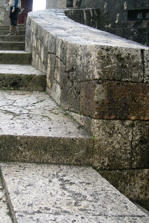 syuri-stairs.jpg