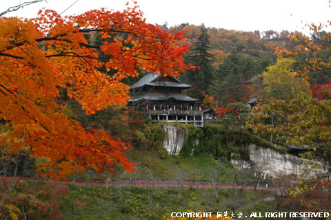 只見柳津県立自然公園　瑞光寺公園から望む、対岸の圓蔵寺