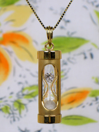 ジュエリー倶楽部の宝石箱 K18砂時計型ダイヤモンドペンダントネックレス