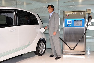 i-MiEVに充電する三菱自動車の益子社長