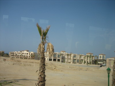 砂漠の中の一軒家的ホテル