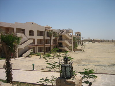砂漠の中のホテル
