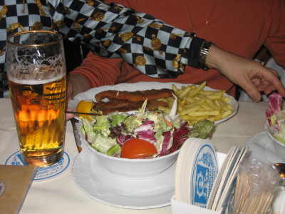 Wienerschnitzel mit Pommes und Salat