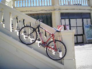 海辺の赤い自転車
