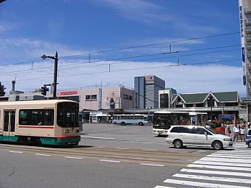 路面電車が走る富山駅前